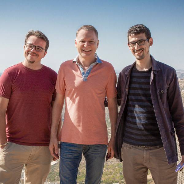 ديفيد ليرنر، صحفي من المجلة الإيطالية الأسبوعية ايل فينيردي دي ريبوبليكا نيكولاس روجر، مصور مستقل