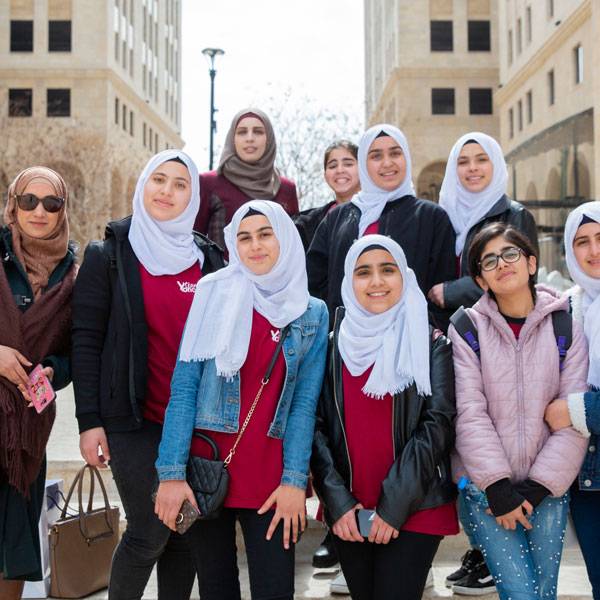 طلاب من مدرسة فاطمة الزهراء الثانوية