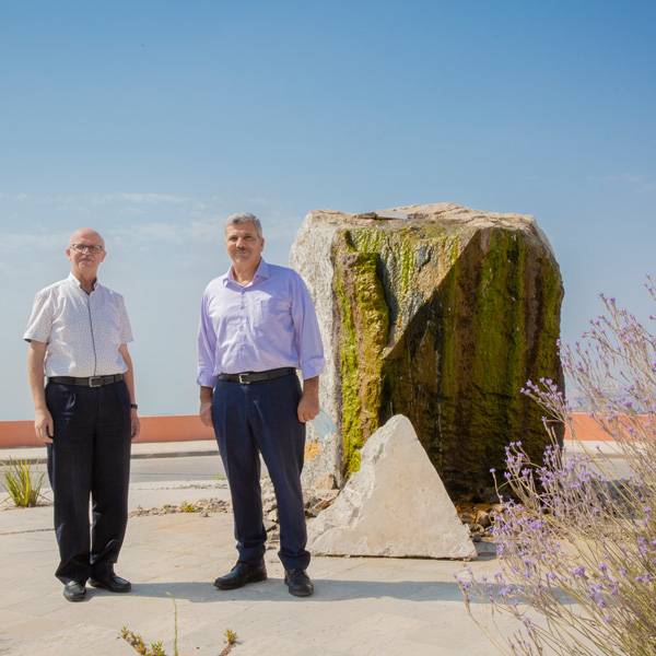 سمير أبو عيشة، أستاذ في تخصص الهندسة المدنية، ناصر الدين الشاعر، أستاذ مساعد في تخصص الشريعة، جامعة النجاح الوطنية