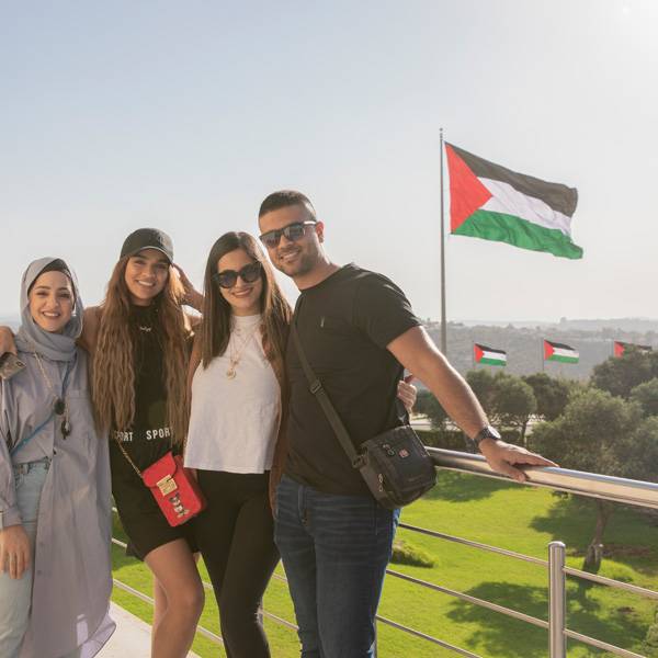 علي وهنادي، سالي قادري، ميسم آل فيصل، مؤثرون على مواقع التواصل الاجتماعي