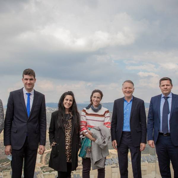 فكتور فافريكا، الممثل السويسري، ليتيتيا كريانوف، نائبة الممثل، سيفيرين رووف، ملحق أكاديمي، جمانة دبيس، مسؤولة الإعلام والاتصالات، مكتب الممثلية السويسرية