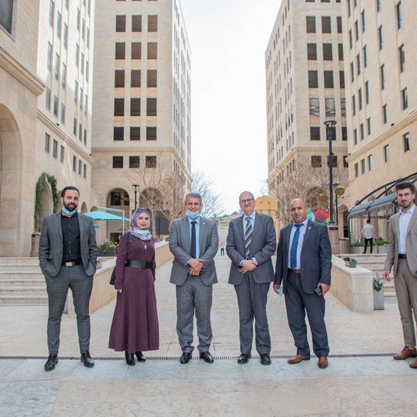 عماد السعدي، المدير العام، روند المصري، مدير مركز علاقات الشركات، زايد شقير، مساعد المدير العام للفروع، البنك الإسلامي الفلسطيني