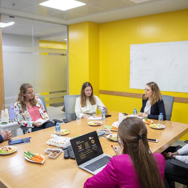 جاكلين ويبر المديرة القطرية، فينا فان سلم مسؤولة سياسات توظيف الشباب وريادة الأعمال، وسوزان توسينجز سكرتير ثاني للتنمية والاقتصاد، وكالة الاستثمار الأجنبي الهولندية