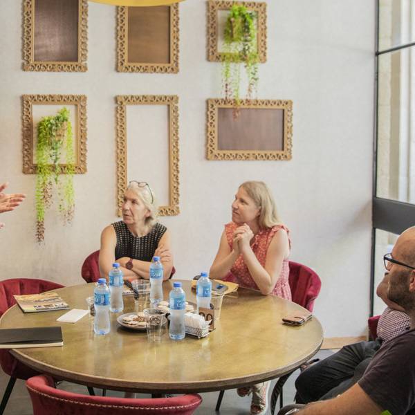 سالي جوتسمان رئيس مجلس الإدارة، ليا سولومون رئيس قسم التعليم، نيتا بوليزر كبير المعلمين، ميريام جاكوبس مدير برامج أول، برامج انكاونتر
