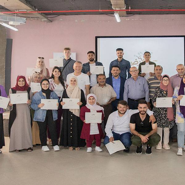 مجموعة من شباب ونشطاء بلدة بيتا
