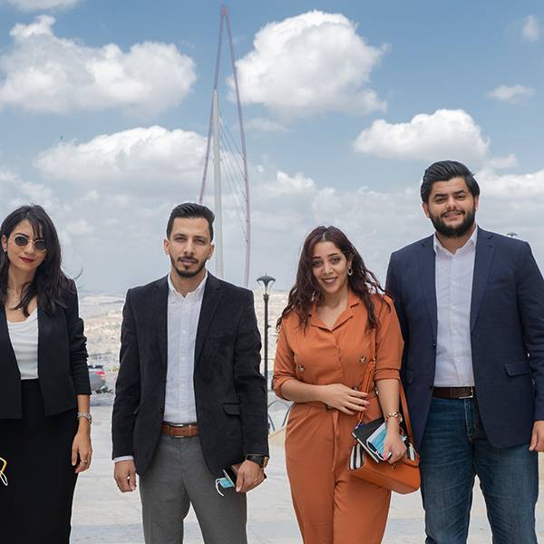 عبد الله قدح، مؤسس مورفن لمدن الألعاب المتنقلة، ورغد أبو شمسية مسؤول العمليات.