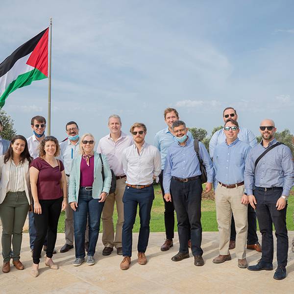 جورج نول رئيس وحدة الشؤون الفلسطينية ونائبه