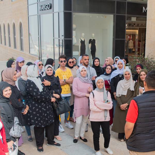 طلاب من قسم تصميم الأزياء في جامعة خضوري