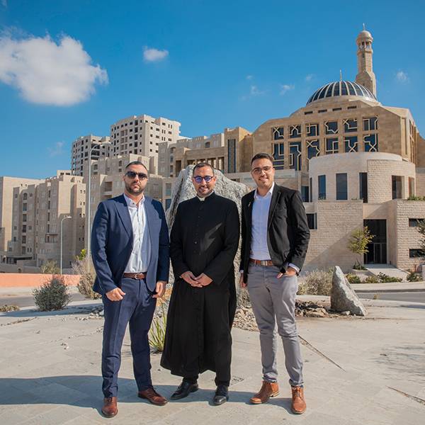 الأب بشار فواضلة كاهن رعية الطيبة، وأعضاء مجلس إدارة مدرسة البطريركية اللاتينية - الطيبة