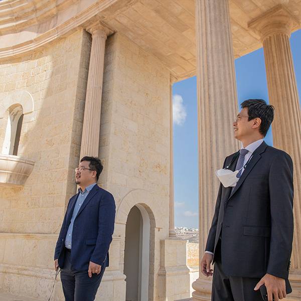 المدير القطري د. يوسونغ شين ونائبه السيد جونغوان سوه، الوكالة الكورية للتعاون الدولي "كويكا"
