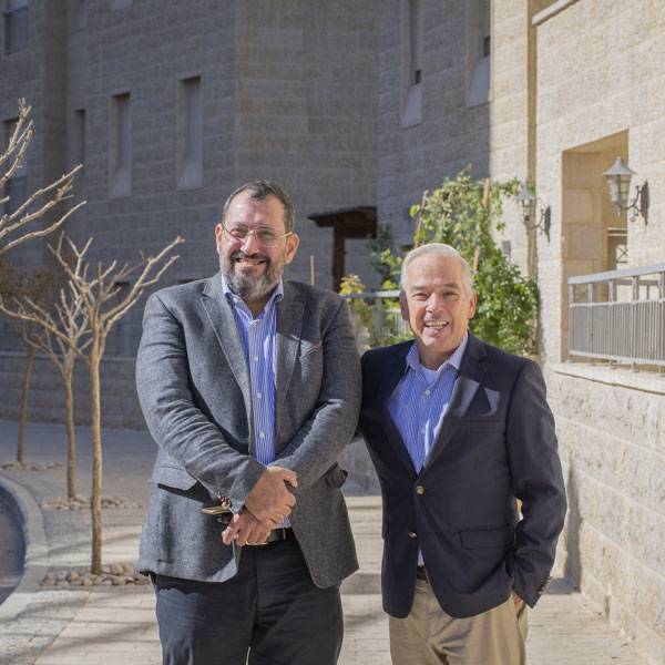 مصباح العاجز رجل أعمال فلسطيني، وهبرت هنان الرئيس التنفيذي للعمليات لسيجافريدو
