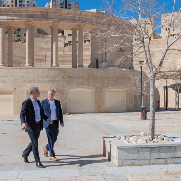 مايكل بيبينجر نائب الرئيس وعميد مساعد للشؤون الخارجية، الحرم الجامعي الرئيسي، ودانييل شويك المدير التنفيذي، الحرم الجامعي في القدس، جامعة نوتردام
