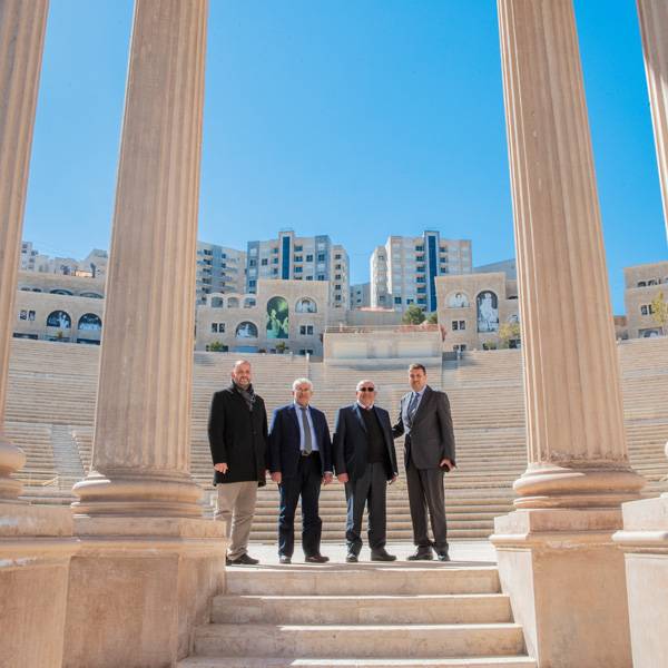 محمد العملة، رئيس بلدية بيت أولا و رئيس مجلس الإدارة، أحمد نمر، المدير العام، محمود الورديان، المدير التنفيذي، قاهر أبو كامل، مدير المبيعات، عماد شعيبات، مسؤول مبيعات منطقة الشمال، وداود الوعري، مستشار قانوني، شركة سوبر نمر
