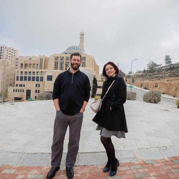 بُشرى مقبل، المديرة التنفيذية، وماثيو لي، الرئيس المقيم في الولايات المتحدة من الأمريكيين من أجل اقتصاد فلسطيني نابض بالحياة
