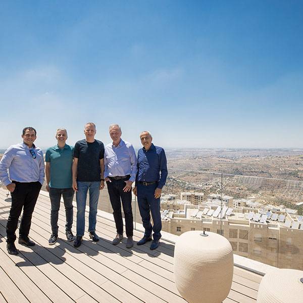 ممثلون عن شركات تكنولوجيّة كبرى- أبل، كيدنس، إنفيديا
