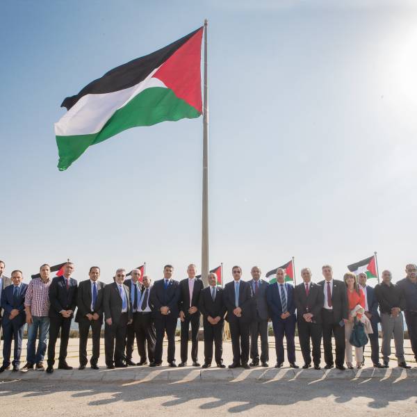 وفد من مسؤولين أردنيين وفلسطينيين