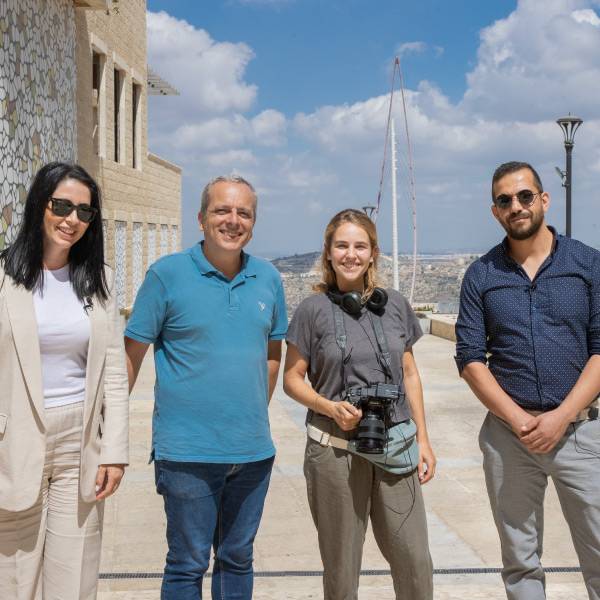 ستيفاني عمار، صحفي فرنسي من قناة آرتي  
