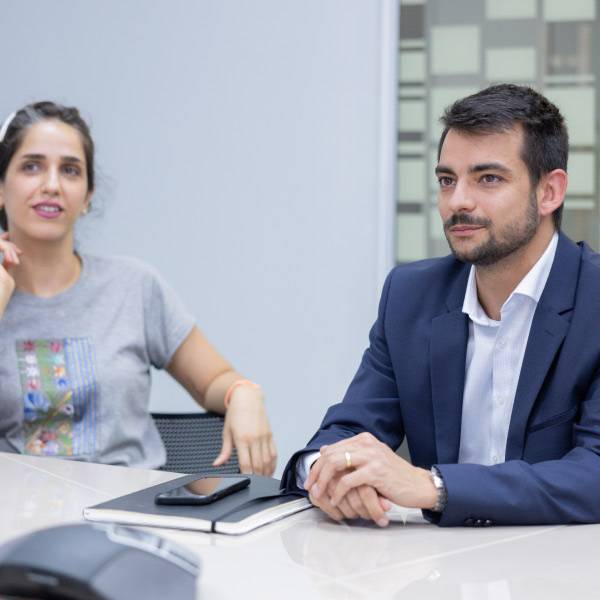 سيمون انجلكس – الممثل المقيم لمؤسسة كونارد اديناور